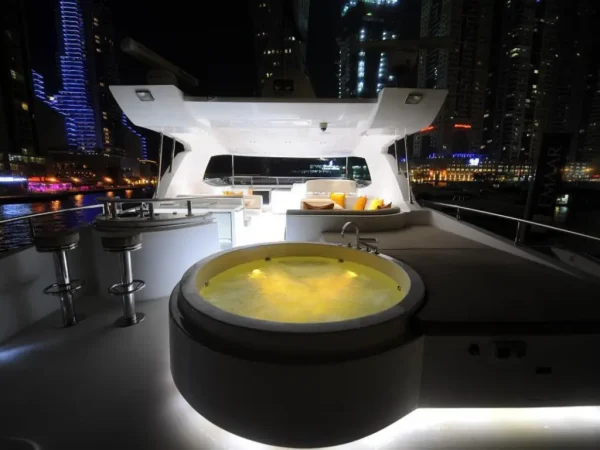 100ft yacht – deck view