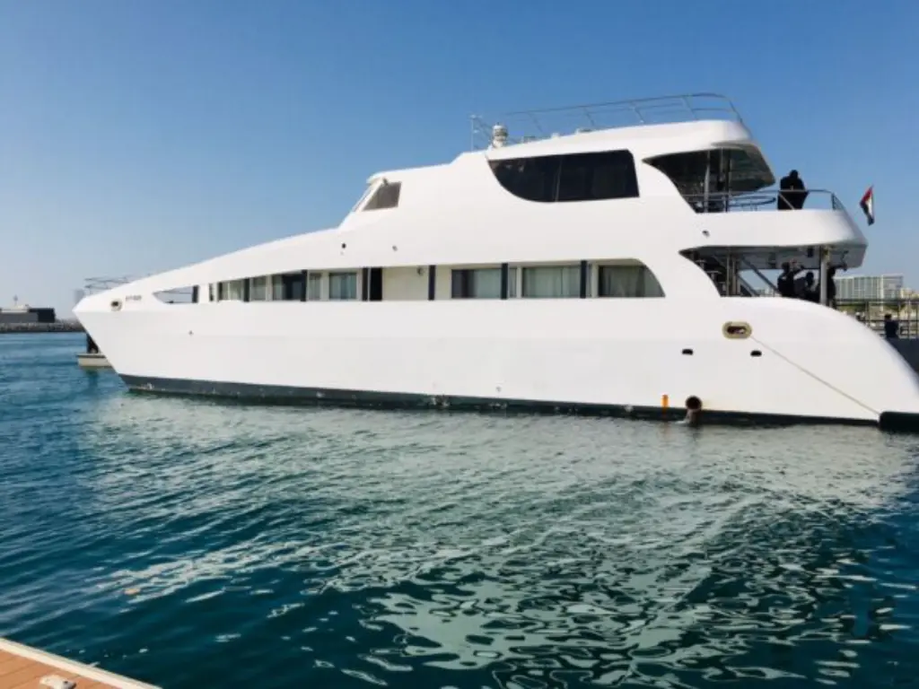 100ft yacht – cruising view