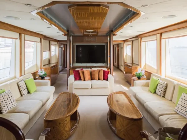100ft yacht – cruising view