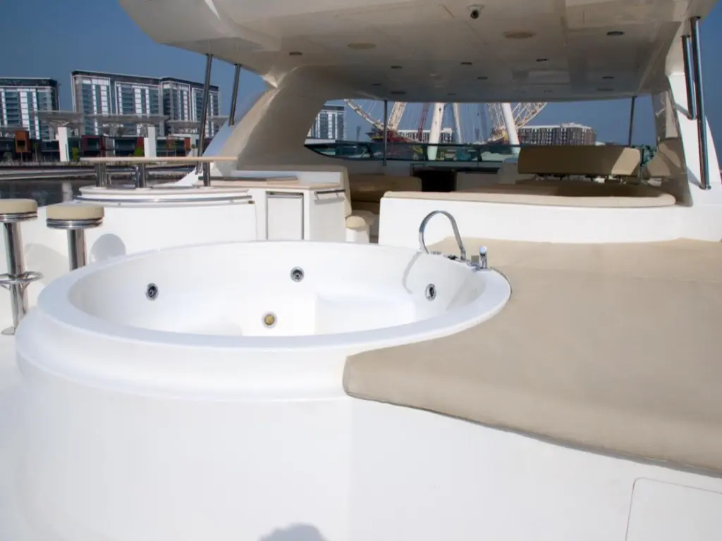 101ft yacht – side view