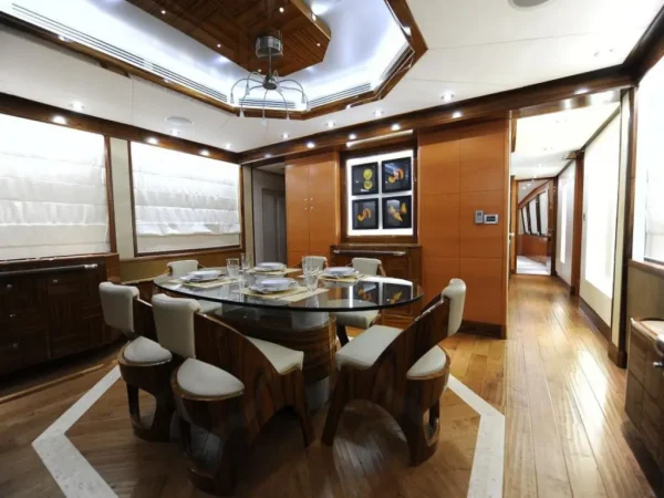 101ft yacht – cruising view