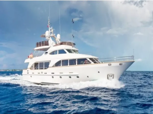 110ft yacht – side view