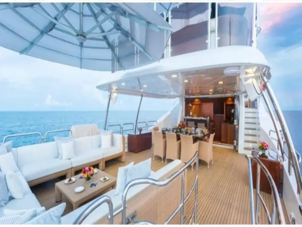 110ft yacht – deck view