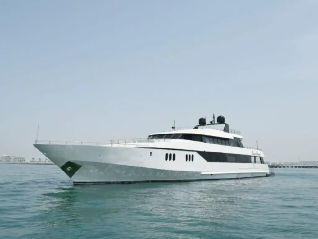 143ft yacht – deck view