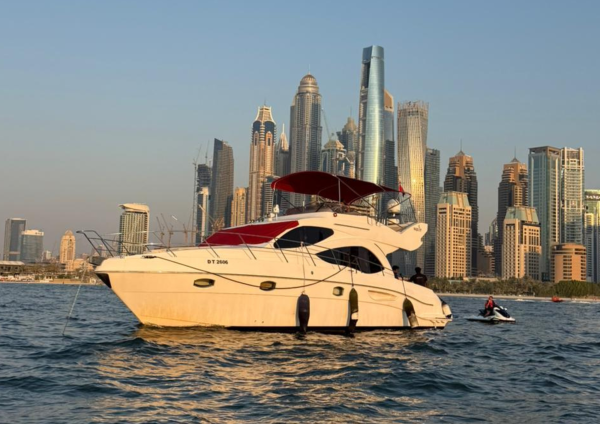 44ft Majesty yacht – cruising view