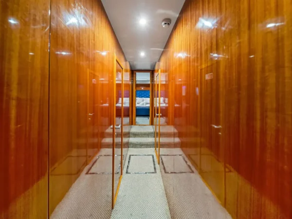 90ft yacht – cruising view
