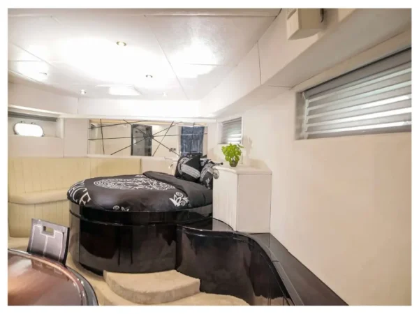 95FT Yacht Rental in Dubai Marina
