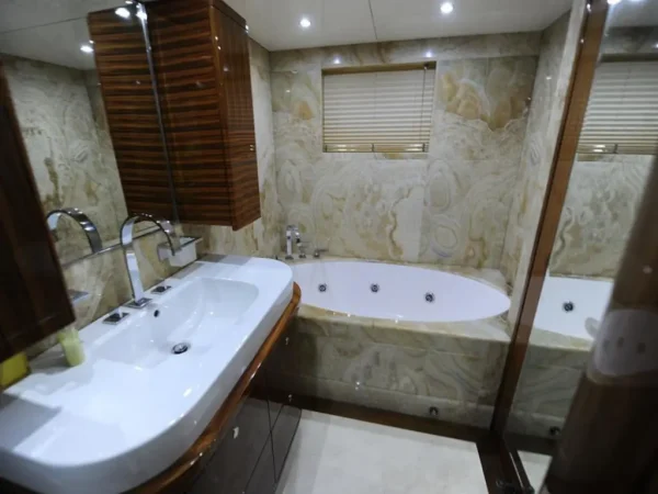 100FT Luxury Yacht Rental in Dubai
